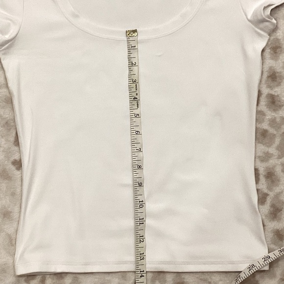 Aritzia White Scooped-neck Fitted T-Shirt, Size Small - Picture 14 of 16